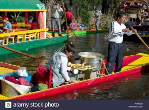 food-sellers-on-a-chalupas-selling-food-to-trajineras-flower-boats-aymd2d