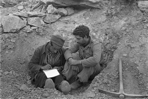 Robert Capa, Republican soldier writing a letter, 1938