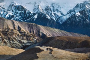 MAN-WALKING-IN-THE-HIMALAYAS-INDIA-1996-by-STEVE-MCCURRY-Born-1950-BHC0795