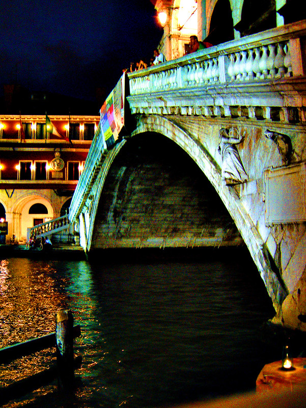 Rialto bridge at night