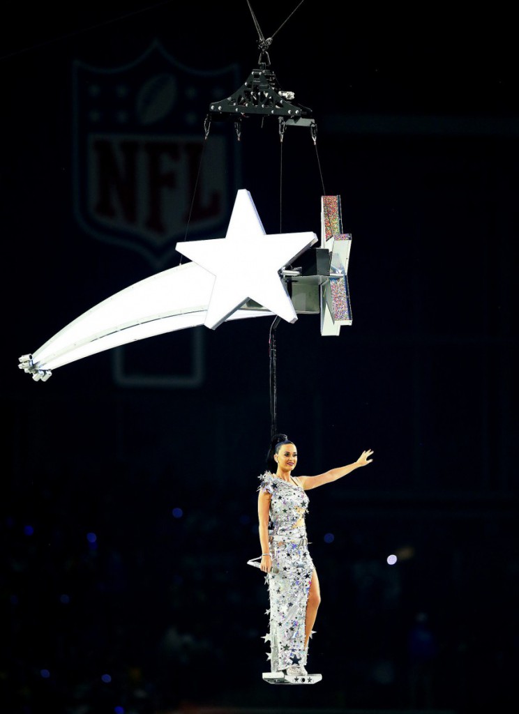 Katy-Perry-Flying-During-Super-Bowl-Halftime-Show-3