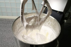 Italian-meringue-buttercream-3