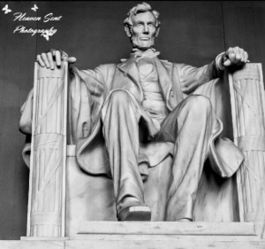 a statue of Abraham Lincoln