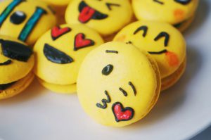 emoji macarons